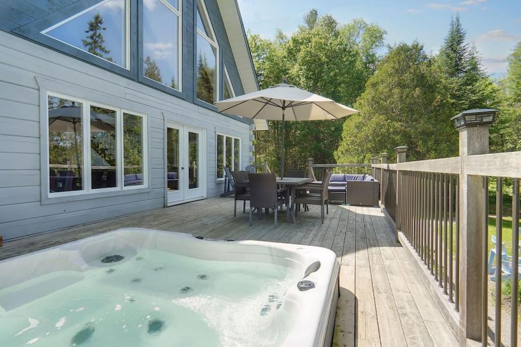 Lake Escape - Waterfront, Hot Tub, Sleeps 14 Vila Sainte-Cecile de Masham Exterior foto