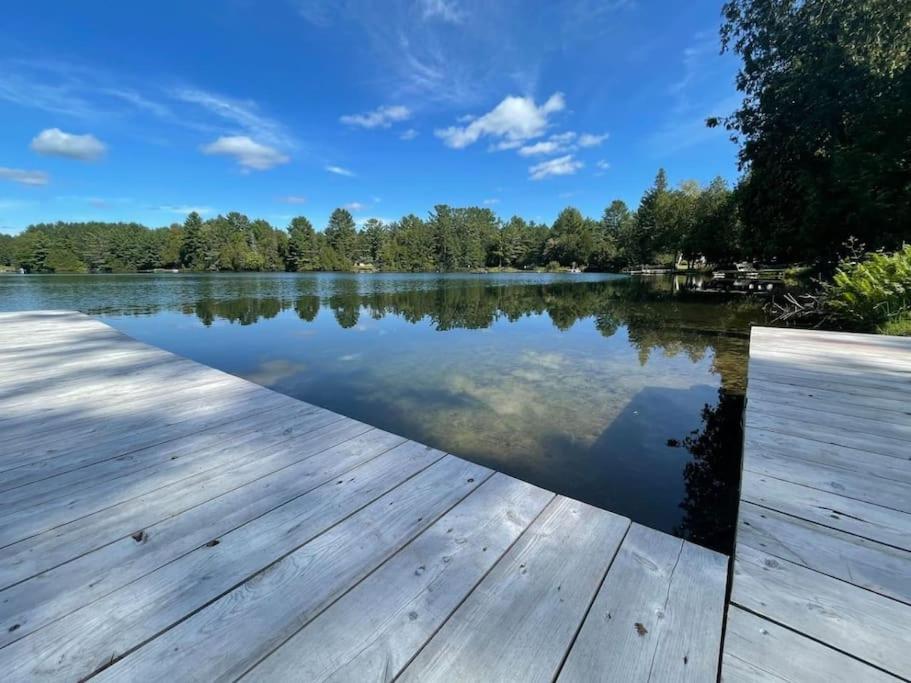 Lake Escape - Waterfront, Hot Tub, Sleeps 14 Vila Sainte-Cecile de Masham Exterior foto